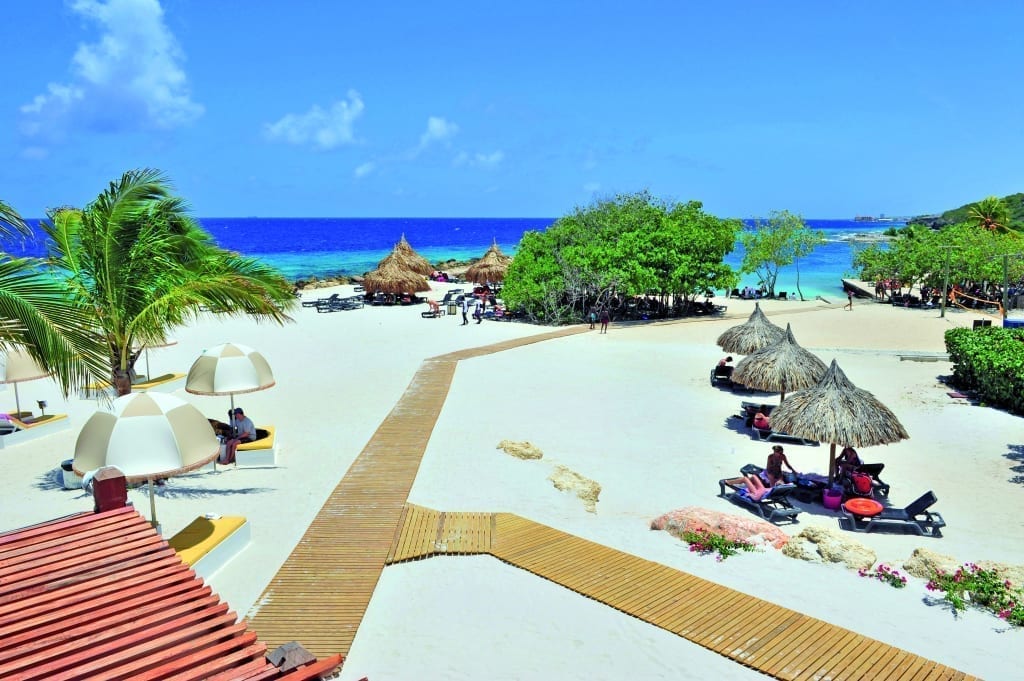 3 strandactiviteiten in de mooiste baai van Curaçao Livingstone Jan Thiel Beach Resort